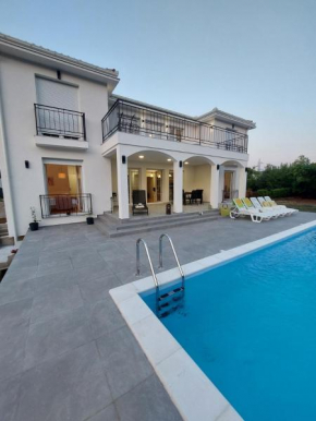 Villa Blanc - with Buna Riverside